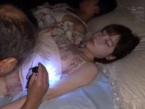 Cậu con trai được cô bạn thân của má an ủi sau khi bị thất tình