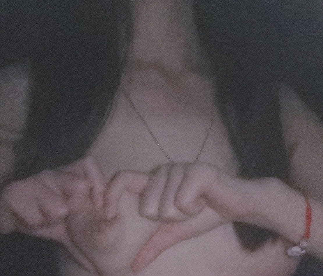 Người chồng chia sẻ vợ mình với một người lạ.